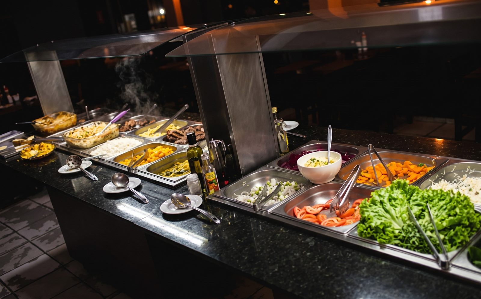 Balcão do buffet caseiro com saladas, temperos e acompanhamentos frescos