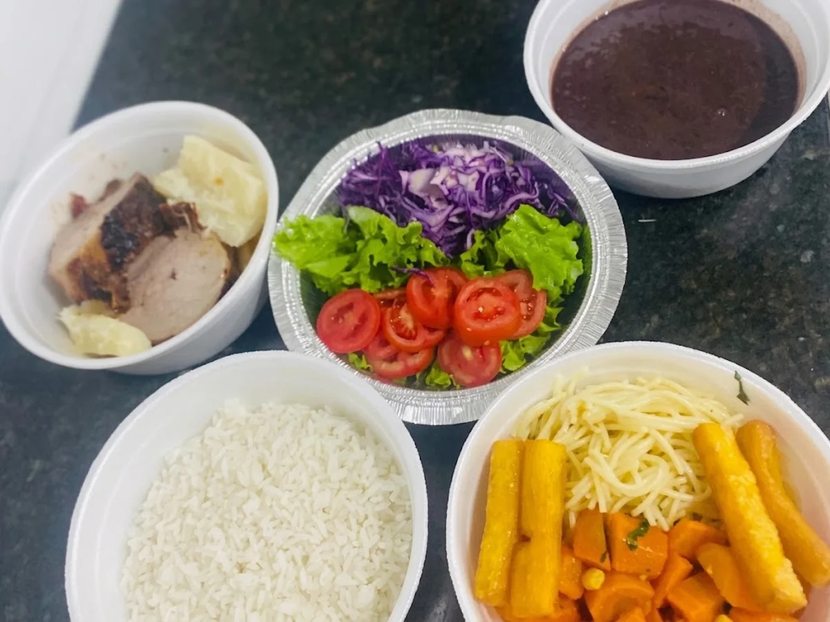 Marmitex do Brazedo com carne assada, arroz, feijão, salada e acompanhamentos