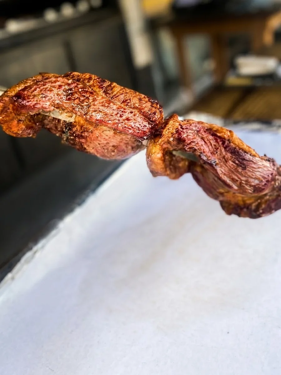 Espeto de picanha assada, cortada na hora