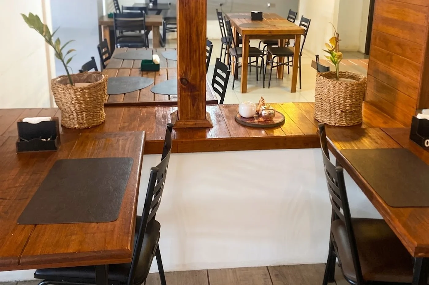 Salão do Brazedo com mesas de madeira preparadas para o almoço