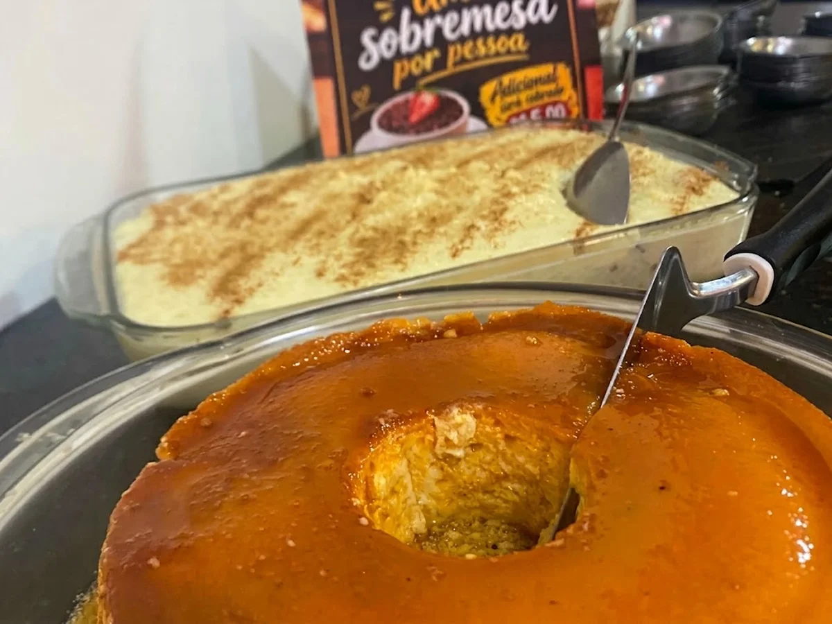 Pudim e sobremesa do dia no balcão do Brazedo